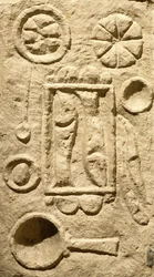 Relief représentant une table dressée, de Timgad, Algérie